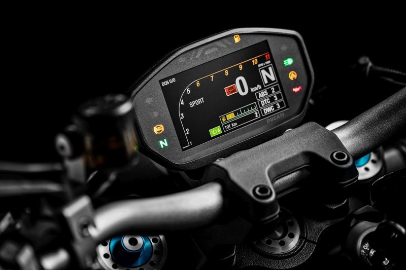 Ducati Monster 1200 được trang bị động cơ Euro-IV dung tích 1.198 cc Testastretta 11 độ, L-Twin, 4 van được điều khiển bằng động cơ trên mỗi xi-lanh, động cơ làm mát bằng chất lỏng và có khả năng sản sinh công suất cực đại 147 mã lực tại tốc độ vòng tua 9.250 vòng/phút và mô-men xoắn cực đại 124 Nm