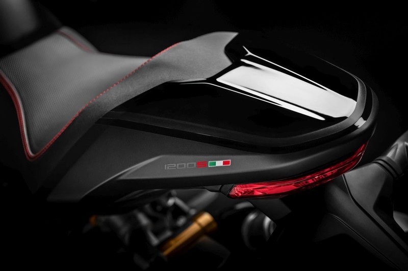 Các công nghệ an toàn bao gồm hệ thống ga điện tử Ride by Wire, phanh Cornering ABS hỗ trợ thắng khi cua, kiểm soát lực kéo DTC (Ducati Traction Control), công nghệ chống bốc đầu Ducati Wheelie Control, hệ thống sang số nhanh Quickshift 2 chiều...