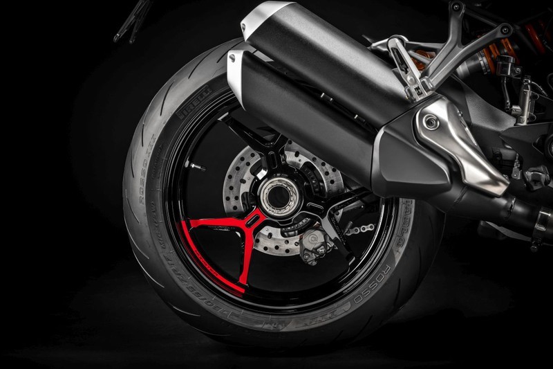 Vì phiên bản Black on Black phát triển dựa trên Monster 1200 S nên các nhiệm vụ giảm xóc cũng được thực hiện bởi phuộc trước Öhlins 48 mm và monoshock phía sau - cả hai đều có thể điều chỉnh