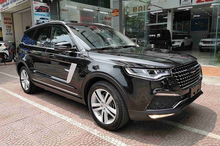 Xe Trung Quốc Zoyte Z8 đã khá quen thuộc với khách hàng Việt Nam nhờ kiểu dáng giống xe sang Range Rover đắt tiền. Nếu trước đây khách hàng chỉ có thể mua xe với phiên bản 5 chỗ ngồi thì giờ đây mẫu xe này đã được bổ sung thêm hàng ghế thứ 3 và dàn lạnh thứ hai