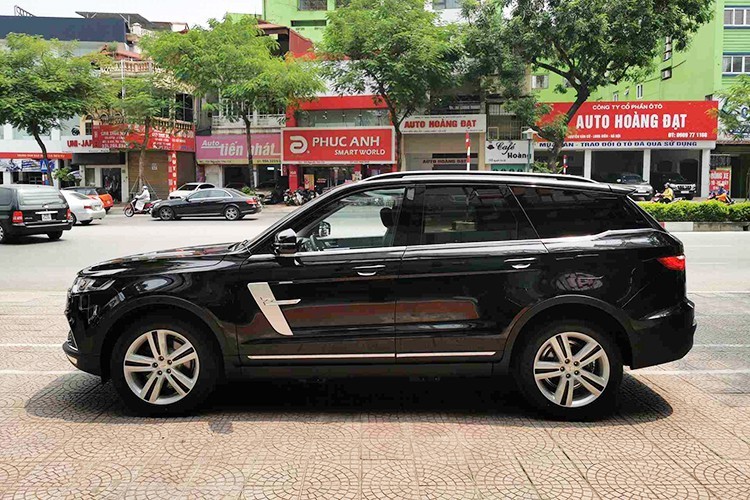 Với phiên bản mới này, Zotye Z8 bản 7 chỗ sẽ dài hơn phiên bản 5 chỗ đáng kể, cụ thể mẫu Zotye Z8 bản mới được kéo dài lên 4.910 mm. Chiều dài bản 5 chỗ là 4.748 mm. Ngoài chiều dài vượt trội, thiết kế còn lại trên Zoyte Z8 phiên bản 7 chỗ ngồi không khác biệt so với bản 5 chỗ