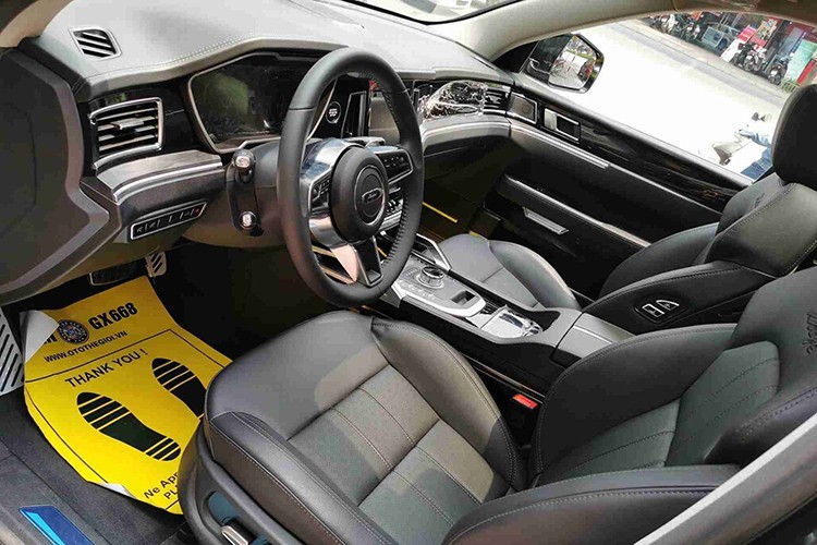 Zotye Z8 được trang bị nội thất khá tiện nghi và hiện đại bao gồm vô-lăng 3 chấu bọc da, trợ lực điện, tích hợp nhiều phím chức năng xử lý nhanh hỗ trợ người lái, lẫy chuyển số thể thao phía sau vô-lăng... Màn hình hiển thị thông tin về xe khi vận hành là màn hình LCD dạng điện tử