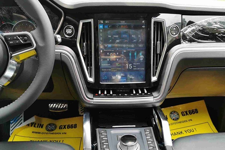 Ngoài ra, xe còn sở hữu nhiều tính năng cao cấp như cửa hít, bậc lên xuống bằng điện, camera 360 độ, màn hình tốc độ dạng LCD, hệ thống giải trí với màn hình cỡ lớn như xe Tesla, cửa sổ trời Panorama… bên cạnh đó là các tính năng cơ bản khác như chìa khóa thông minh, đèn pha và gạt mưa tự động, ghế da cao cấp, điều hòa tự động…