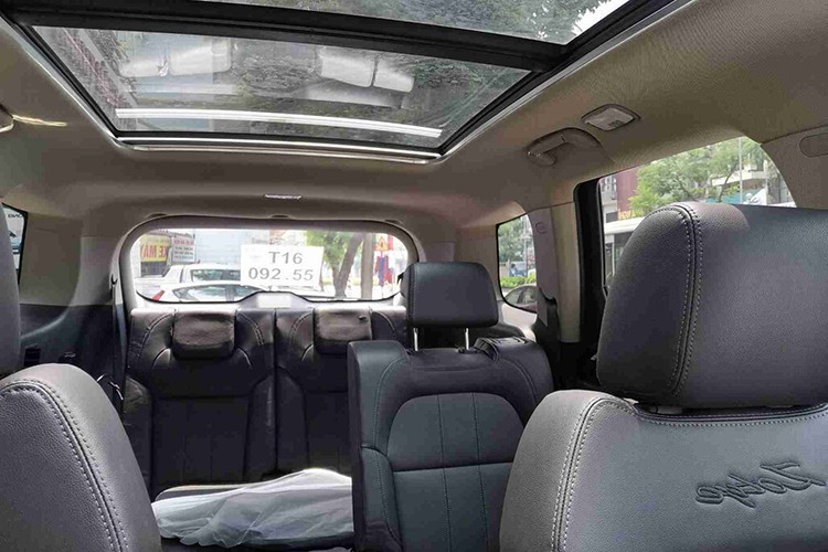 Đặc biệt trên mẫu xe mới này, cụm cần số dạng núm xoay được thiết kế khá giống với Land Rover, xung quanh là các nút bấm kiểu Vertu lấy ý tưởng từ Porsche Cayenne đời cũ, tuy nhiên chất liệu nút bấm và các trang bị trên xe vẫn còn mang "chất" khá rẻ tiền, không bắt mắt