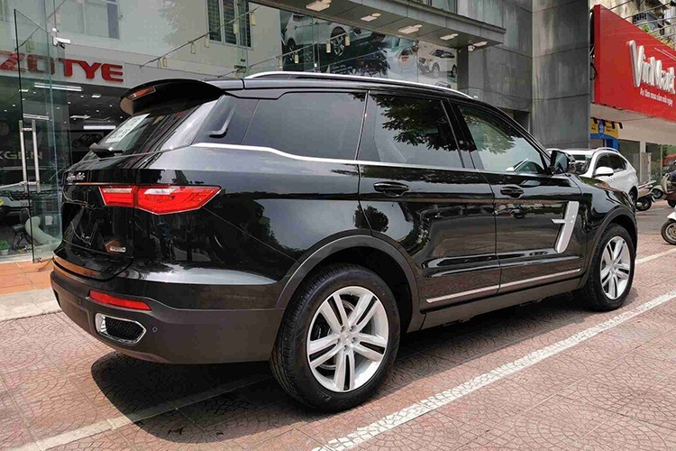 Ngoài chiều dài được cơi nới, phiên bản mới của Zotye Z8 còn được trang bị động cơ mới khỏe hơn xưa. Cụ thể xe trang bị cỗ máy 4 xy-lanh, dung tích 2 lít, tăng áp, cho công suất 231 mã lực và mô-men xoắn 350 Nm, kết hợp hộp số tự động 8 cấp. Với sức mạnh này xe còn khỏe hơn một vài mẫu xe Đức và tỏ ra vượt trội so với các dòng 7 chỗ khác tại Việt Nam