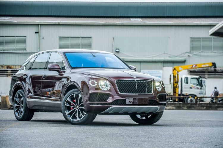 Điểm ấn tượng đầu tiên của chiếc Bentley Bentayga V8 mới nhất về Việt Nam đến từ màu sơn ngoại thất đỏ Cricket Ball được lấy cảm hứng từ màu da của quả banh bóng chày. Điều này vừa tạo nên sự ấm áp, sang trọng vừa sắc sảo và thể hiện uy quyền