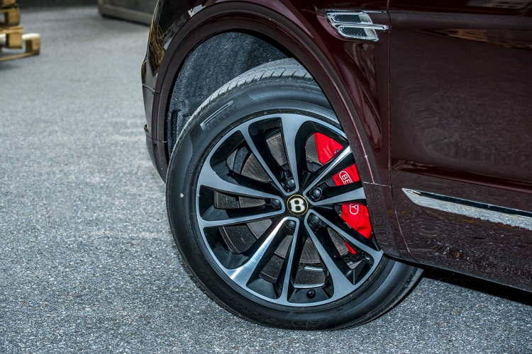 Điểm nhấn thứ hai nằm ở bộ mâm hợp kim 21 inch 5 chấu kép, sơn đen và nhấn nhá với những chi tiết được đánh bóng sang trọng bằng kim cương cùng bộ kẹp phanh màu đỏ nổi bật