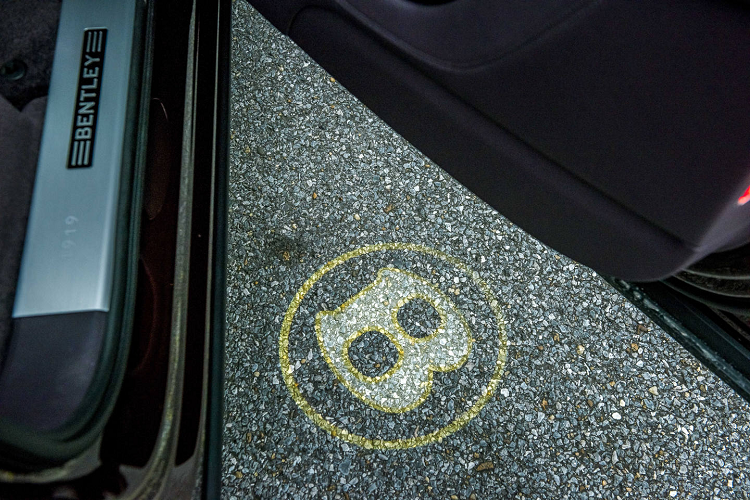 Bước vào khoang nội thất, chiếc SUV 5 chỗ được trang bị màu da Damson kết hợp giữa tông tím và tông đen mạnh mẽ. Khác với phần lớn các mẫu xe thường thấy với ít nhất hai tông màu da và các đường chỉ tương phản, chiếc Bentley Bentayga V8 đặc biệt này được chủ nhân lựa chọn duy nhất một tông màu da Damson và chỉ viền tiệp cùng màu da, xuyên suốt từ các ghế ngồi đến tựa đầu đến bệ tỳ tay