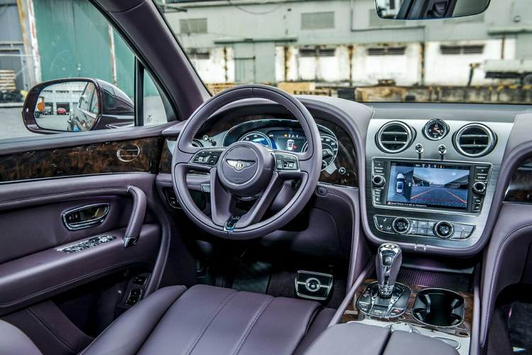 Logo trên vô lăng, cần số và màn hình chào mừng cũng là đôi cánh Bentley với đường viền màu vàng Centenary Gold, màu được dành riêng cho phiên bản 100 năm này. Chỉ những đơn đặt hàng từ trước tháng 10 năm 2019 mới được Bentley hỗ trợ thiết kế dành riêng kỷ niệm 100 năm Bentley thành lập