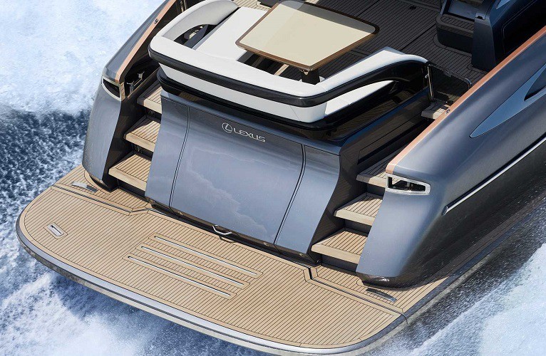 Lexus từng hé lộ về chiếc du thuyền này từ năm 2018 nhưng phiên bản sản xuất của nó sẽ có kích thước lớn hơn đáng kể với chiều dài 20m thay vì 13m trên bản concept