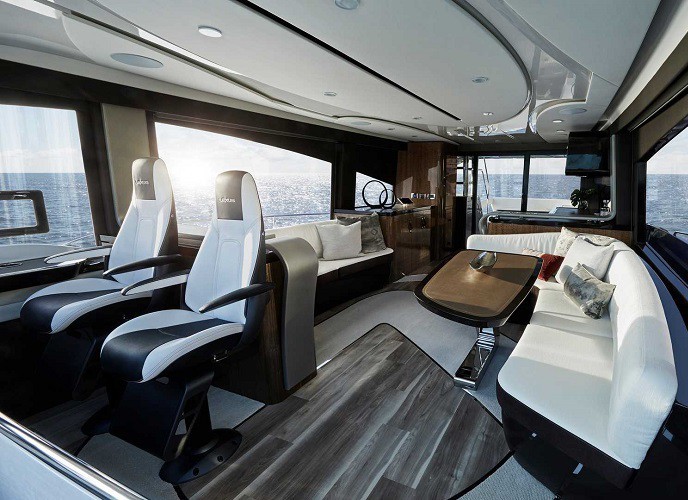 Lexus được sơn 2 màu vàng và bạc, đồng thời sử dụng vật liệu composite pha giữa sợi carbon gia cố nhựa và sợi thủy tinh tạo thành chất liệu cứng và nhẹ hơn sợi thủy tinh tiêu chuẩn