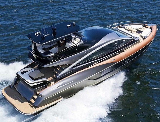 Lexus LY 650 được sản xuất tại xưởng Marquis Yachts ở Mỹ với thiết kế khá thoáng đãng sử dụng nhiều kính và một tầng trên cao