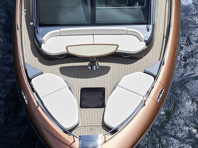 Ngoài ra, du thuyền này của Lexus cũng có cabin riêng biệt kèm phòng tắm riêng và nhiều hệ thống điện tử trên đó có thể được điều khiển qua điện thoại thông minh