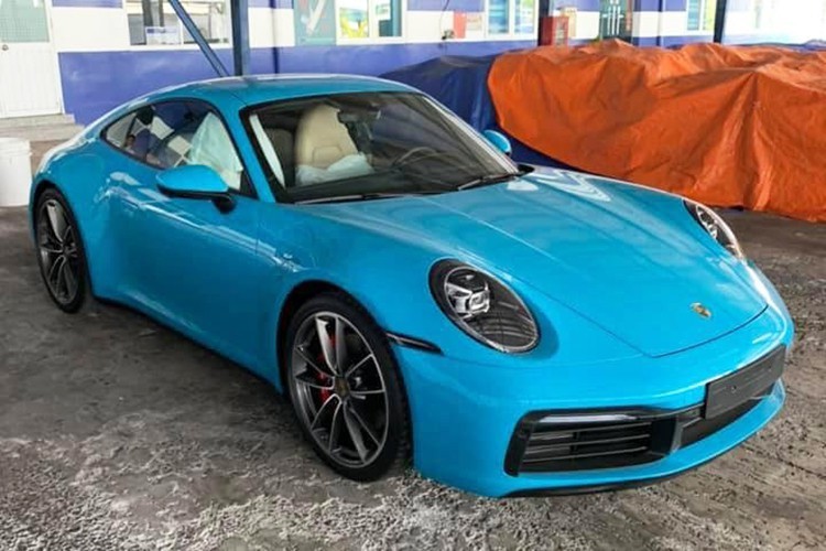 Vào giữa tháng 7/2019 vừa qua, lô hàng xe thể thao Porsche 911 Carrera S 2020 mới đầu tiên tại Việt Nam đã cập cảng VICT, TP HCM. Hai tháng sau đó, những chiếc Porsche 911 Carrera S 2020 đã được bàn giao cho các khách hàng đặt mua trước đó. Đáng chú ý, chiếc Porsche 911 Carrera S 2020 mang màu sơn Miami Blue đã về đội Nha Trang, Khánh Hoà