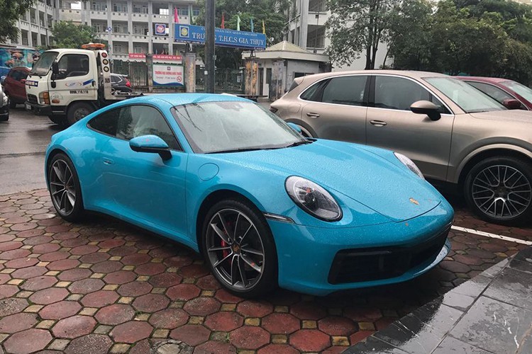Đây cũng chính là chiếc xe thể thao Porsche 911 Carrera S 2020 mang màu sơn Miami Blue đầu tiên có mặt tại Việt Nam. Trước đó, đã có vài chiếc Porsche 911 mang màu sơn Miami Blue như Porsche 911 Carrera GTS, Porsche 911 GT3 RS đời 2019 và nay là Porsche 911 Carrera S 2020 của một người yêu xe đến từ Nha Trang