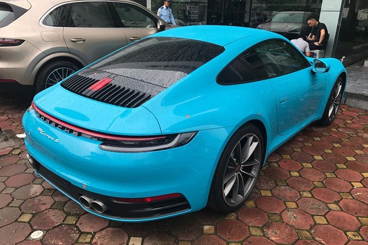 Kiểu dáng thiết kế của Porsche 911 Carrera S 2020 vẫn quen thuộc như thế hệ thứ 7. Điểm khác biệt chỉ đến từ đèn pha LED cải tiến mới, cửa hút gió và đèn LED ban ngày tinh chỉnh. Ngoài ra, mui xe của Porsche 911 Carrera S thế hệ thứ 8 mới về Việt Nam theo diện phân phối chính hãng cũng nhận sự cải tiến nhằm giúp cho tính khí động học tốt hơn