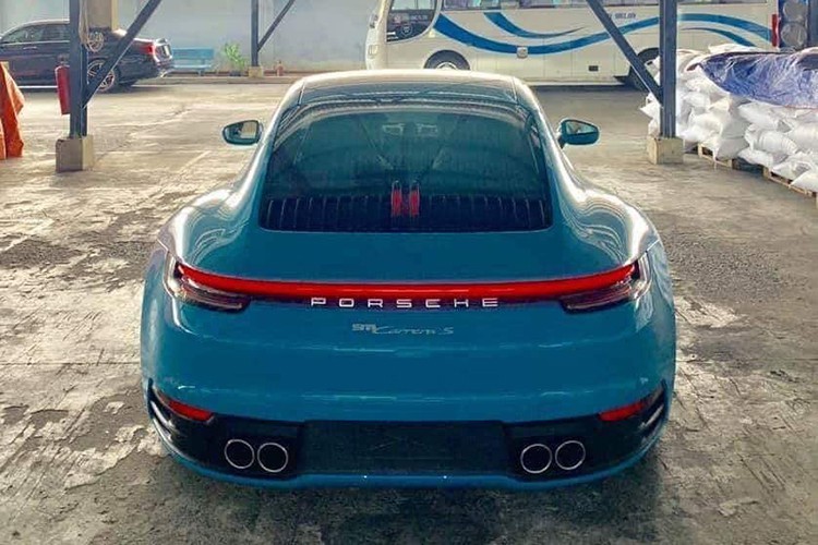 Porsche 911 Carrera S 2020 có dải đèn phanh LED lấy cảm hứng từ Mission E, cản sau thiết kế lại và ống xả riêng biệt. Chưa hết, kích thước của xe còn có chiều rộng tăng 45 mm. "Dàn chân" của Porsche 911 Carrera S thế hệ thứ 8 được trang bị bộ la-zăng đa chấu kép có kích thước cho bánh trước là 20 inch và bánh sau 21 inch