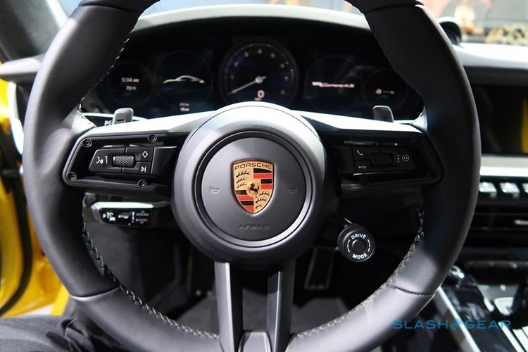 Porsche 911 Carrera S 2020 mới về Việt Nam cũng được nâng cấp động cơ 6 xi-lanh, dung tích 3.0 lít, tăng áp kép, sản sinh công suất tối đa 385 mã lực, tăng 15 mã lực so với thế hệ cũ. Porsche 911 Carrera S 2020 giờ đây chỉ mất thời gian 3,7 giây để có thể tăng tốc từ vị trí xuất phát lên 100 km/h trước khi đạt vận tốc tối đa 308 km/h, đi kèm hộp số sàn 7 cấp là trang bị tiêu chuẩn hoặc 8 cấp và hệ dẫn động 4 bánh