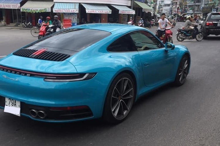 Tại thị trường Việt Nam, giá xe Porsche 911 Carrera S 2020 chính hãng là 7,61 tỷ đồng, riêng phiên bản Porsche 911 Carrera 4S 2020 có giá lên đến 8,08 tỷ đồng. Mức giá này chưa bao gồm các tuỳ chọn của khách hàng. Cặp đôi Porsche 911 thế hệ mới đầu tiên về Việt Nam có màu sơn tuỳ chọn với giá dao động từ 80 triệu đến gần 300 triệu đồng