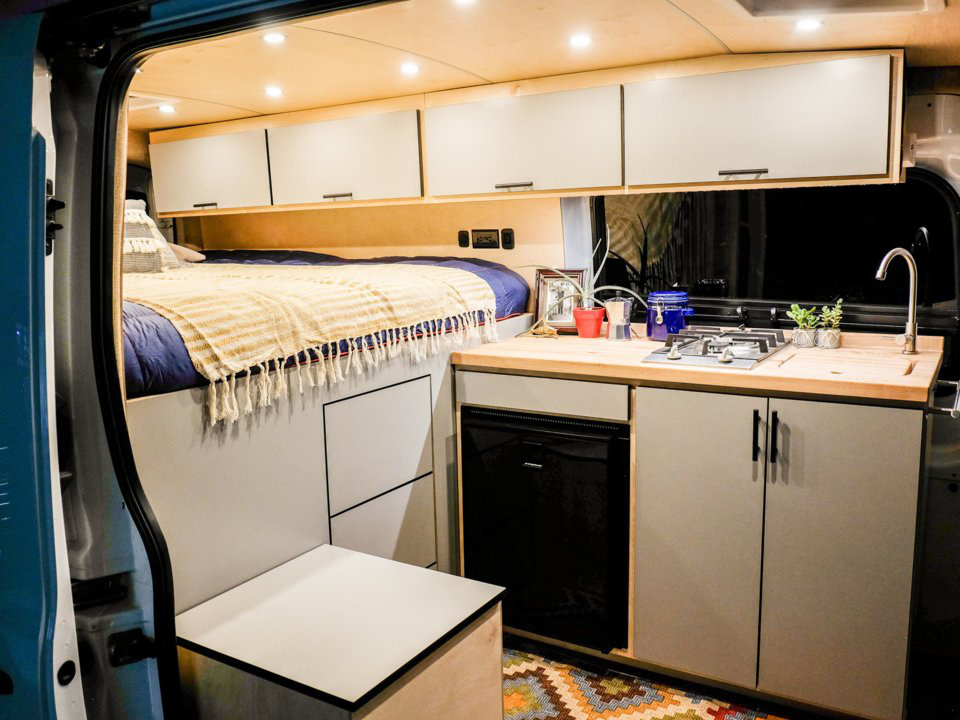 Tuy nhiên bên trong xe, Vanlife Custom khiến nhiều người bất ngờ với không gian đầy đủ tiện nghi, không khác gì một ngôi nhà thu nhỏ