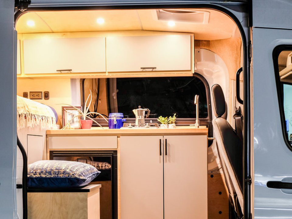 16 ghế hành khách được tháo bỏ hoàn toàn. Thay vào đó là trang bị nội thất cần có cho một ngôi nhà như giường ngủ, tủ bếp, nhà vệ sinh...