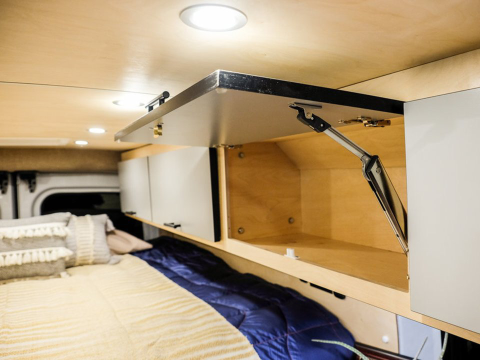 Tường và trần nhà được lót bằng ván ép gỗ bạch dương Baltic. Những khoảng không gian trống phía trần xe cũng được tận dụng lắp đặt tủ quần áo nhỏ xinh