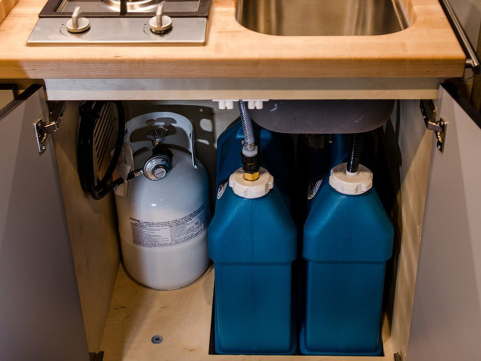 Hệ thống máy lọc nước, bình ga được lắp đặt khá an toàn trong xe