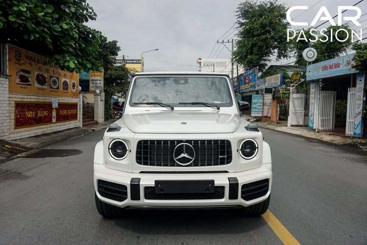 Tại thị trường Việt Nam, những chiếc Mercedes-Benz G63 2019 mới thường được trang bị lớp sơn tối màu ở phần ngoại thất nhằm phô ra những đường nét thiết kế hầm hố, chỉ có 3 chiếc mang màu trắng xuất hiện trên đường phố cả nước. Trong đó, một chiếc đang định cư tại Hà Nội, một chiếc ở Sài Gòn thuộc sở hữu của doanh nhân Phạm Trần Nhật Minh và chiếc còn lại vừa chính thức “làm dâu” tỉnh Bình Dương