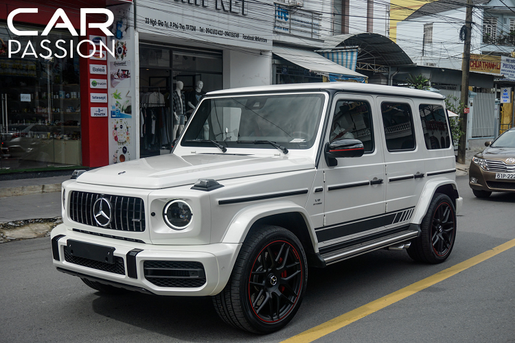 Chưa hết, Mercedes-Benz trang bị cho G63 AMG 2019 hàng loạt các công nghệ mới nhất của hãng cũng như áp dụng nhiều vật liệu chế tạo tiên tiến để cải thiện hiệu năng vận hành cho xe
