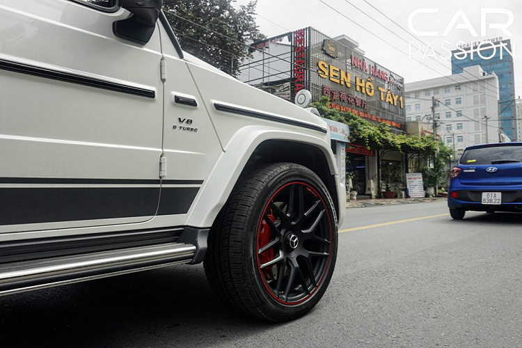 Phần ốp gương chiếu hậu cũng được viền đỏ và cuối cùng là dải decal đen chạy ngang thân xe ám chỉ đây là một phiên bản hiệu suất cao. Bên cạnh đó, nội thất bên trong cũng được chế tác khác biệt so với phiên bản G63 tiêu chuẩn khi ghế ngồi được viền đỏ trên tựa lưng và dây an toàn cũng được chuyển sang màu đỏ