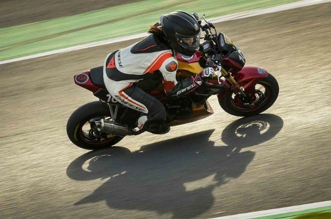 Ít ai ngờ một người đẹp như Hirajima Natsumi lại rất mê tốc độ