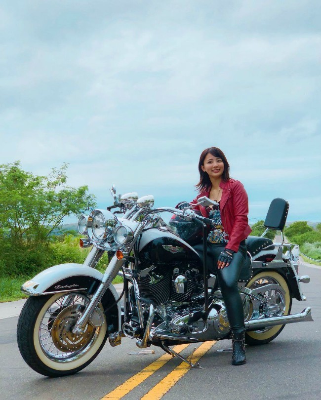 Cô thường xuất hiện bên cạnh các mô tô hàng khủng