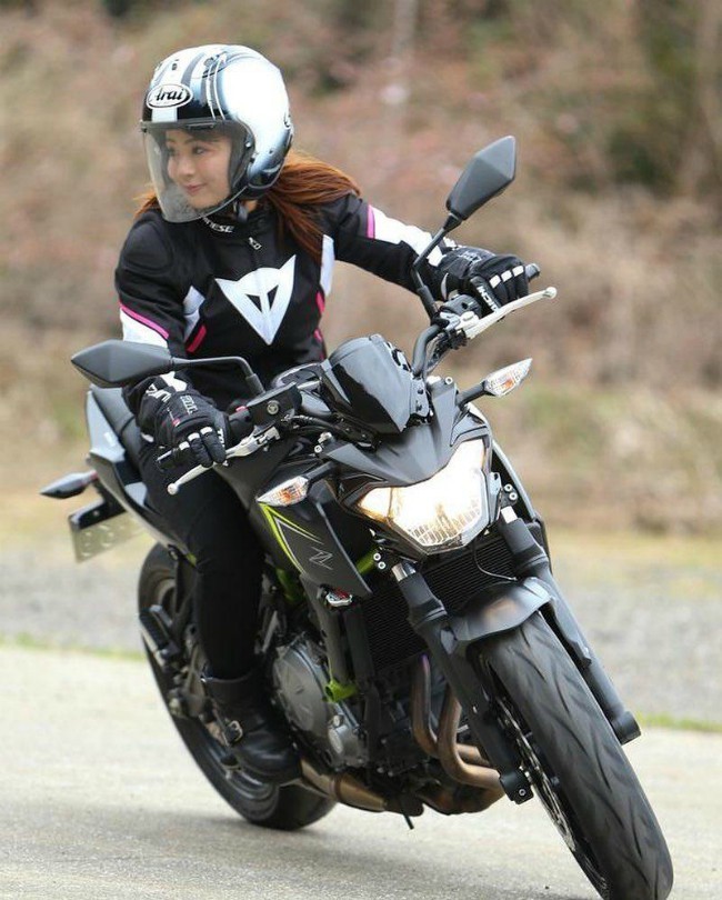 Phong cách lái cực chất khiến cánh mày râu rất nể