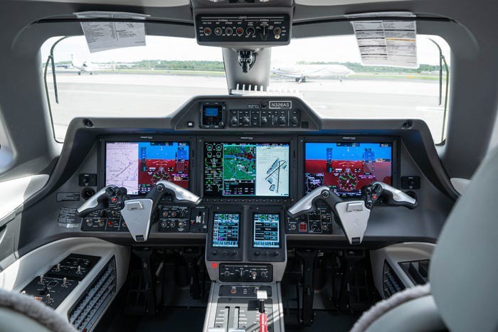 Buồng lái với màn hình cảm ứng hiện đại