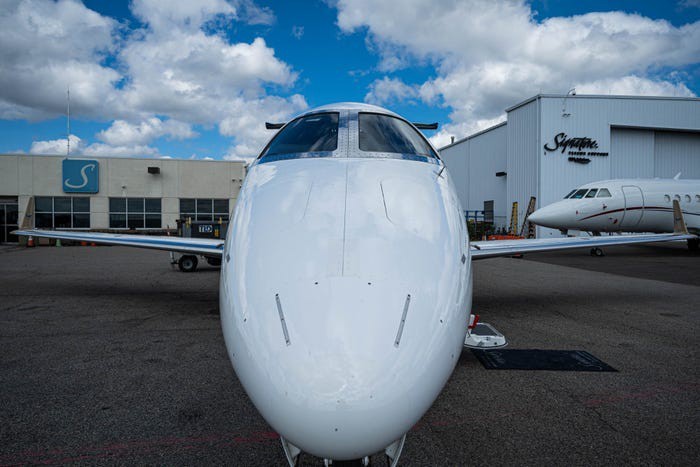 Phenom 300 là phiên bản kéo dài của Embraer's Phenom 100. Phenom 300 có thể chở 8 hành khách, trong khi Phenom 100 chỉ chở được 5 hành khách