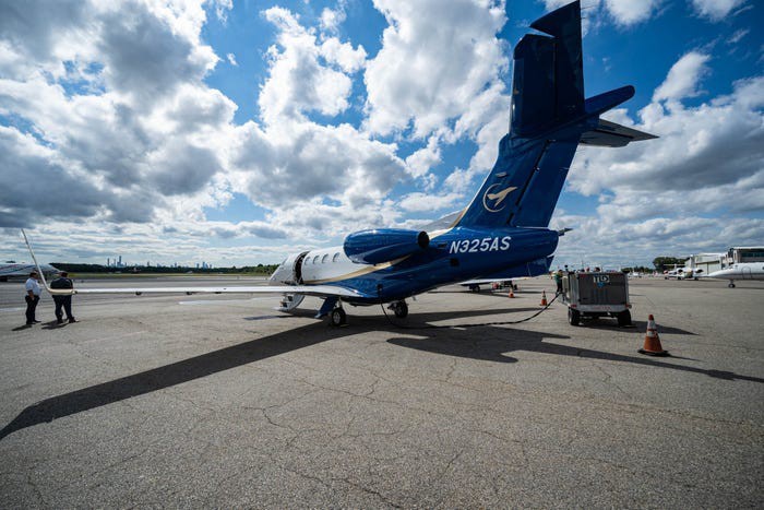 Máy bay phản lực được trang bị hai động cơ cánh quạt Pratt & Whitney PW535E gắn phía sau