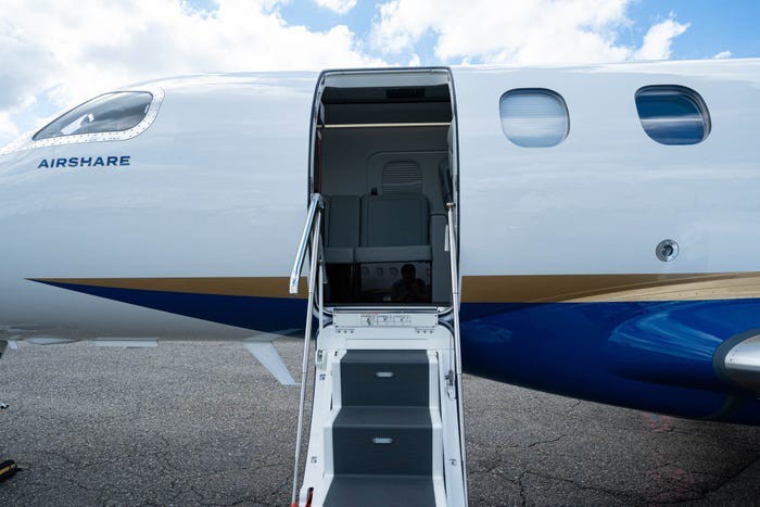 Ngay lối vào cầu thang máy bay là hai chiếc ghế dài