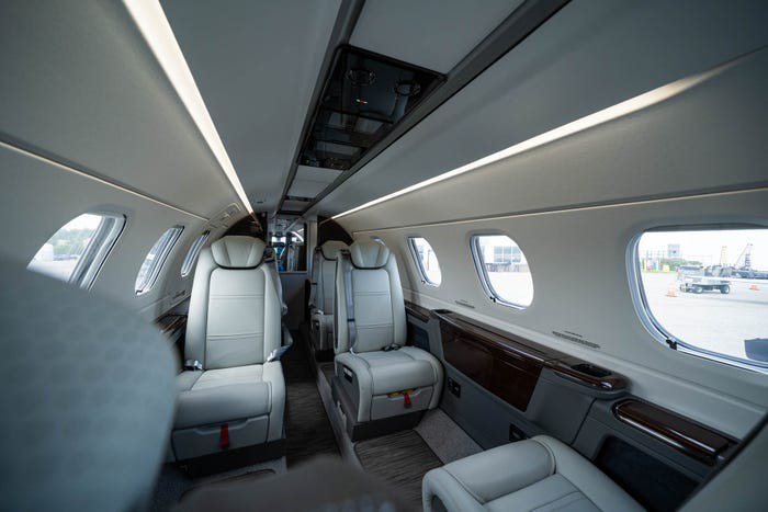 Trong cabin cũng có cửa lớn, cho phép lấy ánh sáng tối đa