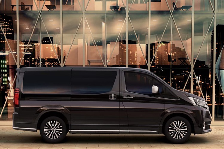 Về thiết kế, Granvia 2019 không sở hữu diện mạo cầu kỳ như Alphard, nó mang hiết kế đơn giản hơn, phần đầu xe nổi bật với cụm lưới tản nhiệt cỡ lớn nối liền cụm đèn pha bằng một thanh mạ chrome. Tương tự từ phía sau, cụm đèn hậu cũng được nối liền bằng một thanh nẹp chrome