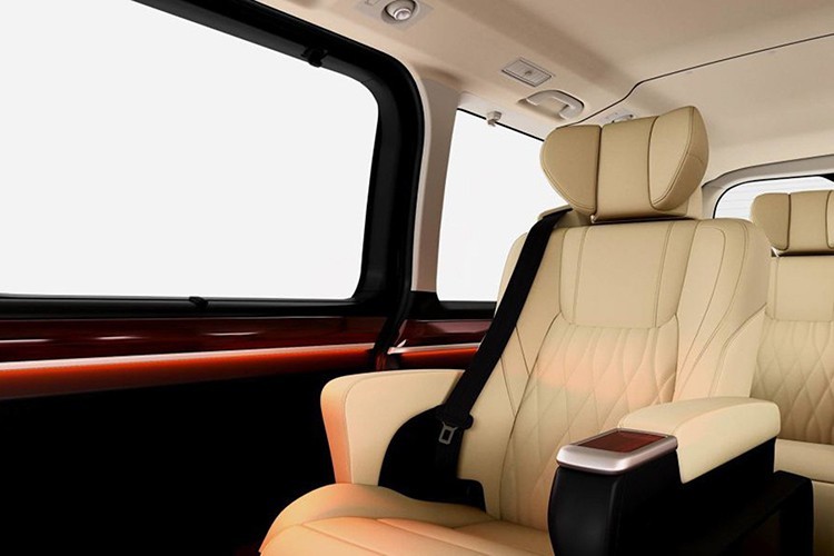 Về công nghệ an toàn, nổi bật trên xe có cảnh báo trước va chạm và phát hiện người đi xe đạp cả ban ngày lẫn ban đêm, hỗ trợ nhắc biển báo và kiểm soát hành trình chủ động là trang bị tiêu chuẩn