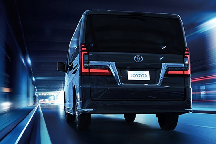 Tuy nhiên, động cơ sử dụng trên Toyota Granvia vẫn chưa được tiết lộ. Nhưng được xây dựng dựa trên Hiace nên có thể xe sẽ đi kèm với một động cơ xăng và 2 động cơ dầu diesel. Động cơ dầu 2.8 lít có 2 loại, cho công suất 174 và 161 mã lực đi kèm hộp số sàn hoặc tự động. Cuối cùng, bản động cơ xăng 3.5 lít cho công suất tối đa 277 mã lực đi kèm với hộp số tự động, có lẫy chuyển số trên vô-lăng