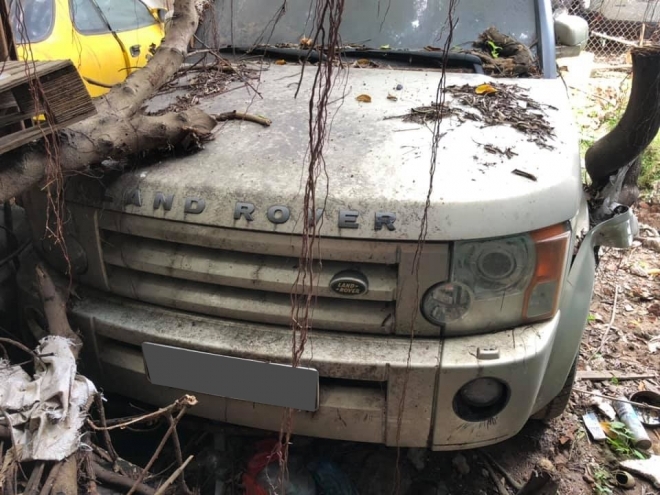 Một chiếc Land Rover Discovery đời cũ hỏng nặng