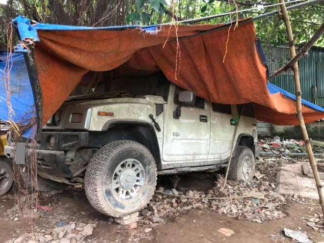 Chiếc Hummer H2 bị bỏ xó