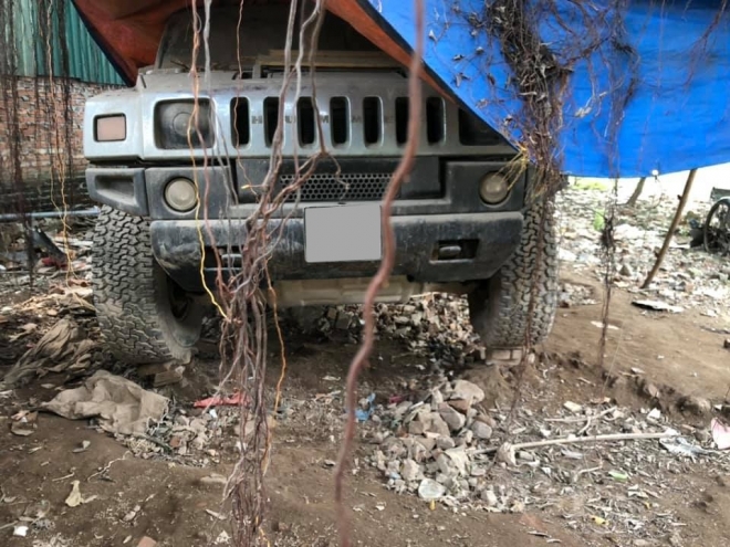 Ngoại thất chiếc Hummer H2 đóng bụi dày đặc