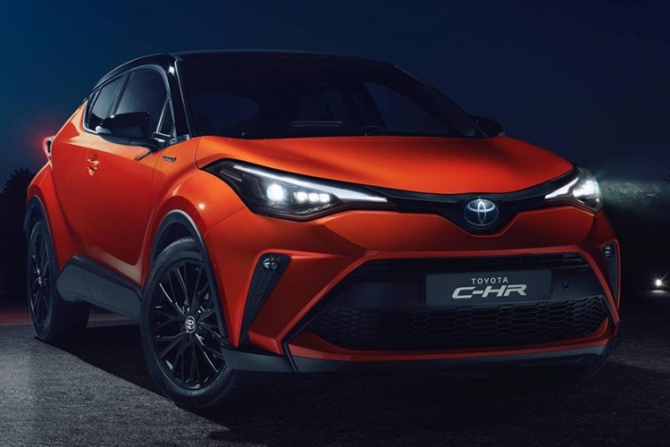 Mẫu xe crossover Toyota C-HR cỡ B lần đầu tiên trình làng vào năm 2016. Sau hơn 3 năm xuất hiện trên thị trường, mẫu xe này đã được bổ sung phiên bản nâng cấp với hệ thống động cơ hybrid, hệ thống đa phương tiện mới và thiết kế ngoại thất cải tiến tại thị trường châu Âu