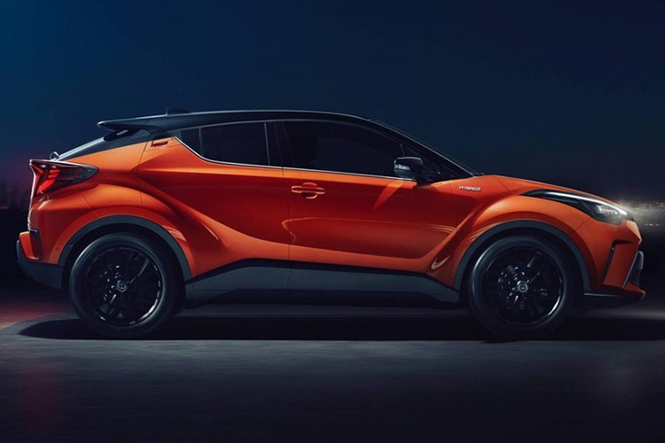 Toyota C-HR 2020 mới được trang bị cản trước tái thiết kế và cụm đèn pha/đèn hậu LED mới. Ngoài ra, trong cụm đèn pha của Toyota C-HR 2020 còn tích hợp dải đèn LED định vị ban ngày và đèn xi-nhan