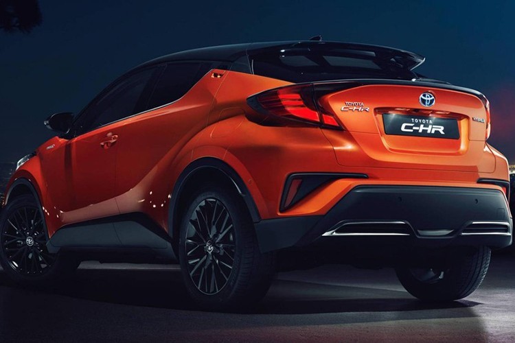 Trong khi đó, cụm đèn hậu được nối với nhau bằng cánh gió mui màu đen bóng, tạo ra thiết kế liền mạch và gọn gàng. Những điểm thay đổi khác trong thiết kế ngoại thất của Toyota C-HR 2020 bao gồm bộ vành hợp kim mới