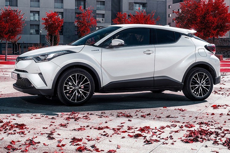 Tại thị trường Anh, giá xe Toyota C-HR 2020 khởi điểm từ 25.625 Bảng (khoảng 31.480 USD). Xe có 3 bản trang bị là Design, Excel và Dynamic. Xe sẽ cạnh tranh với những mẫu crossover cỡ B khác như Nissan Juke, Mazda CX-3 và Honda HR-V
