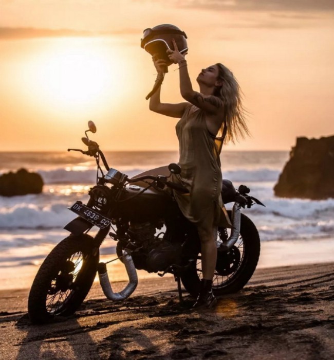 Người đẹp bên xe trong ánh nắng đầy chất thơ