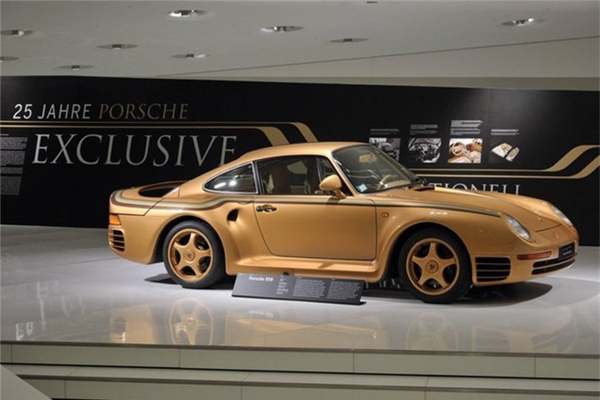 Vào năm 2011, Porsche Exclusive đã kỷ niệm 25 năm thành lập và được sự cho phép của chủ sở hữu đã để 1 trong 7 chiếc 959 bespoke tại Bảo tàng Porsche như một phần của một triển lãm đặc biệt. Đó là chiếc xe màu vàng này (Không chỉ sơn vàng, nó có nhiều chi tiết được mạ vàng thật) đủ cho thấy sự xa xỉ và quyền quý của gia đình hoàng gia Qatar